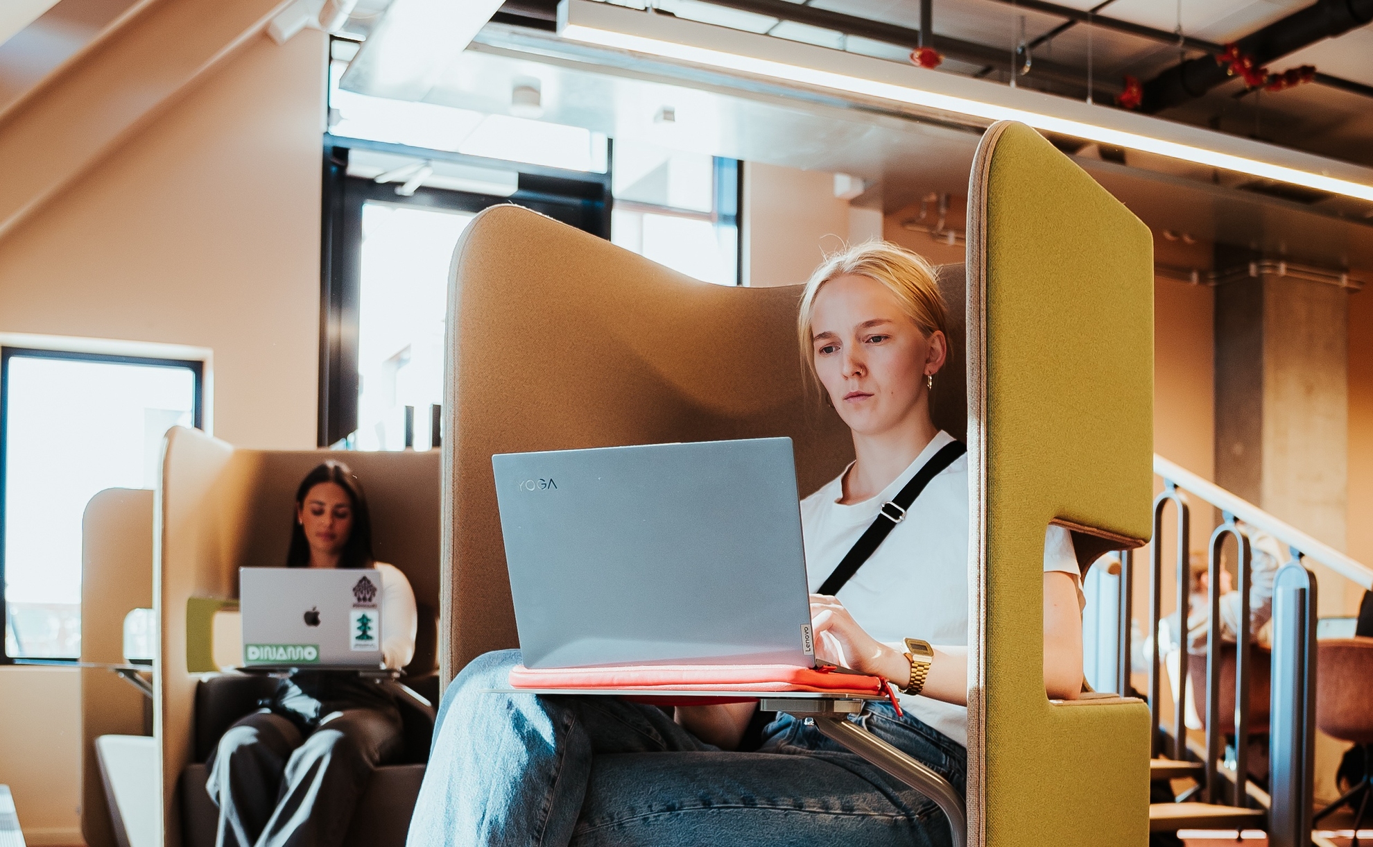 En student sitter konsentrert foran en PC. Foto