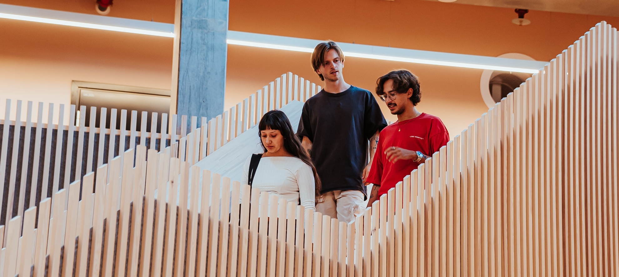 En gruppe studenter sitter og noterer og har en samtale. Foto