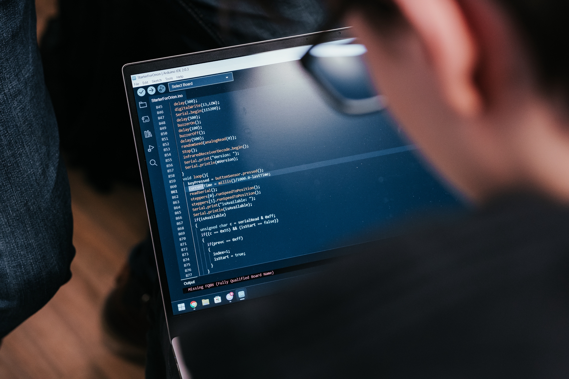  mann-med-briller-som-ser-paa-kodingsskjerm