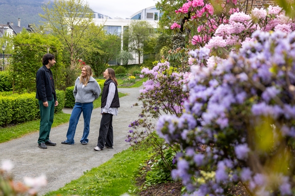 Tre realfagsstudenter som er ute og prater i Nygårdsparken. Foto