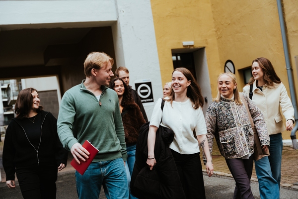 Nærbilde av to studenter i en forelesningssal.