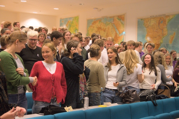 Samling av fem bilder. Foto av en dame i protest, to damer med ryggen til iført hijab på toppen av et fjell, barn som danser folkedans iført nasjonaldrakt, en demonstrasjon og et foto av en folkegruppe iført fargerik fjær-kledning