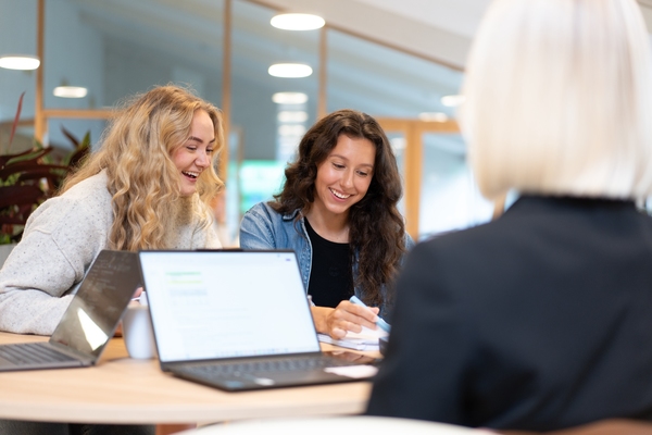 Studenter som sitter med en pc og notater. Foto