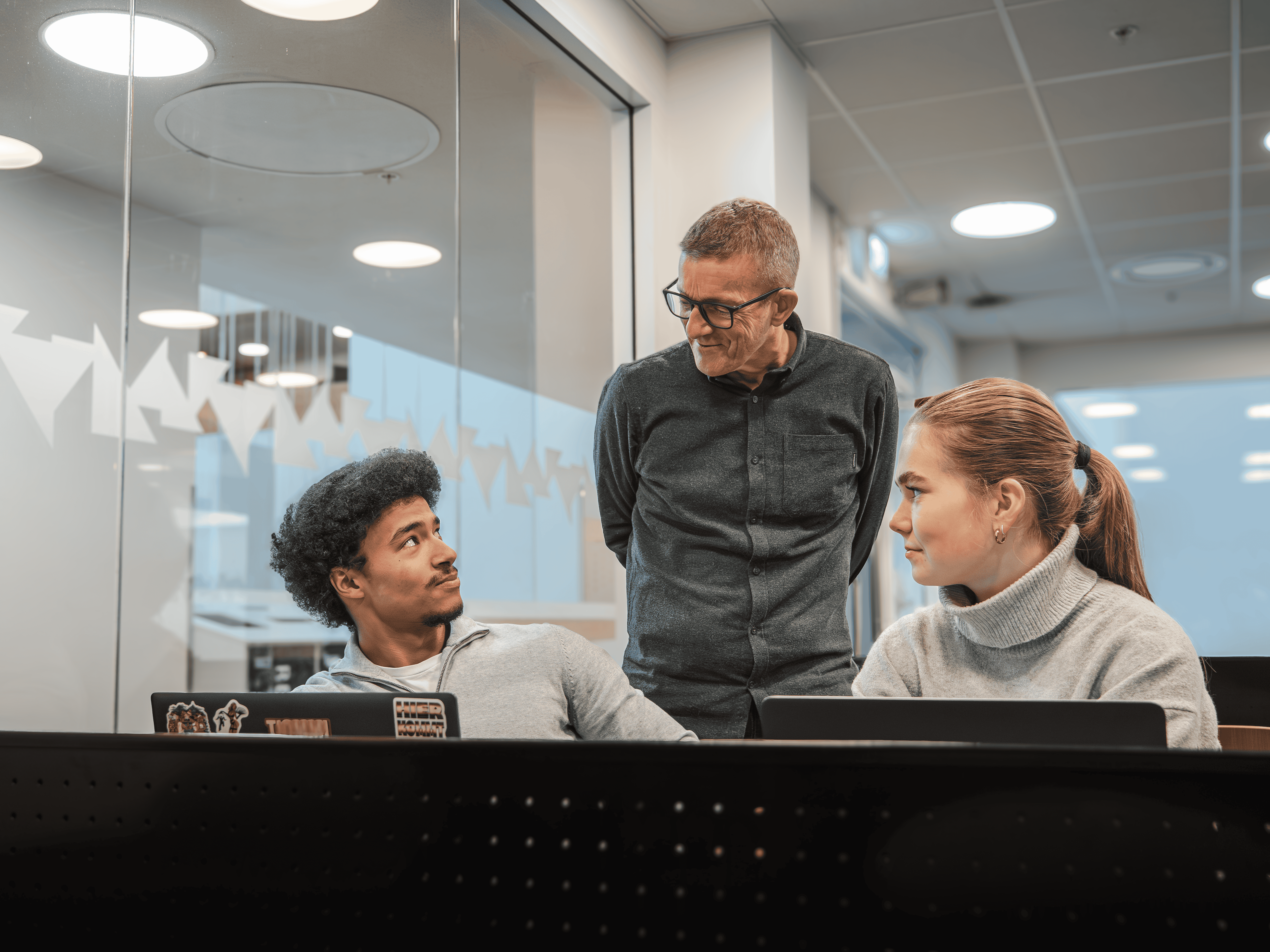 Elever og rådgiver. Foto.