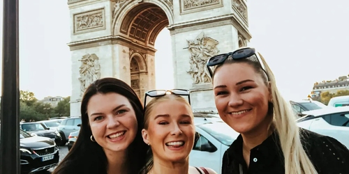 Tre kvinnelige studenter i Paris. Foto